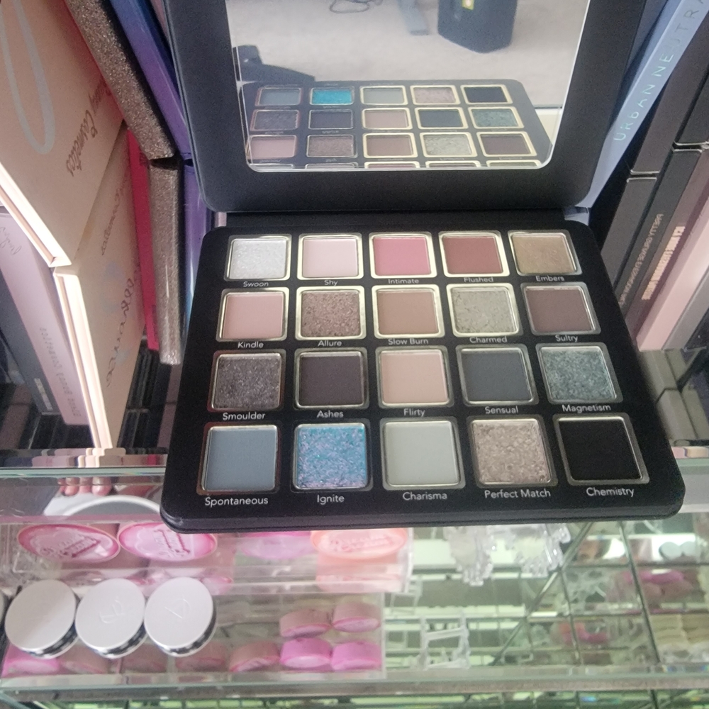Cosmic Brushes Smoulder Palette: Vibrant Eyeshadow Palette with Shimmering Hues